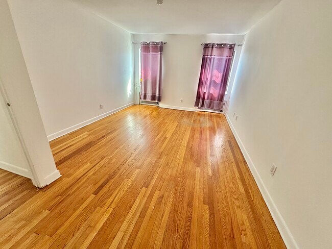 Building Photo - 7 Bond St