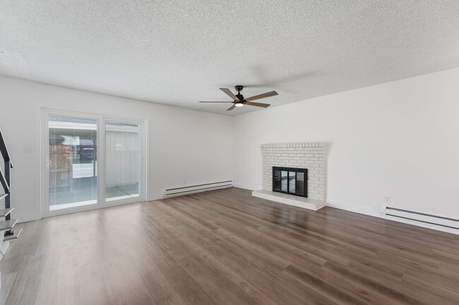 Building Photo - 2 Story Townhouse Recently Renovated in Re...