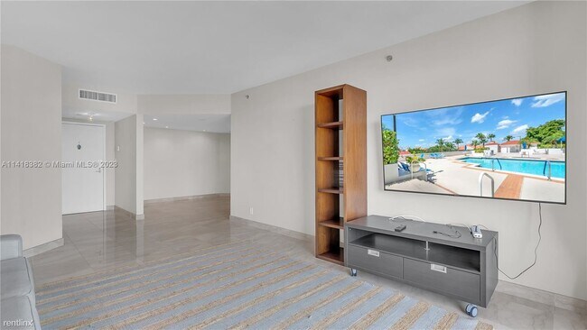 Building Photo - 2 br, 2 bath Condo - 3600 Yacht Club Dr Ap...