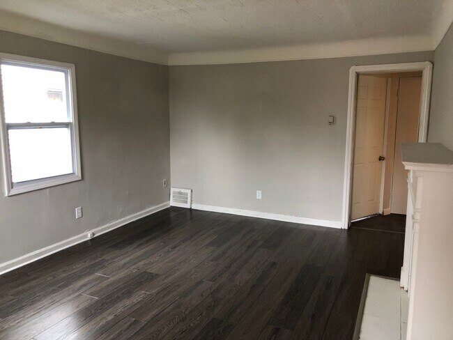 Building Photo - 3 BED 1 BATH SINGLE FAMILY HOME IN THE JEF...