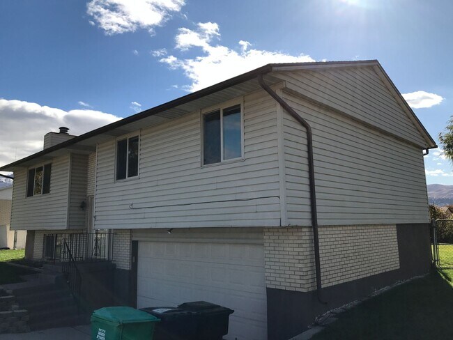 Building Photo - Wonderful 4 Bed, 2 Bath Home in Woods Cross