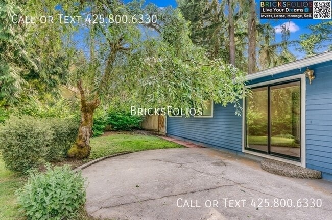 Building Photo - Find Your Perfect Oasis in Redmond! Stunni...