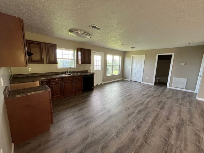 Building Photo - 2 Bedroom 2 Bath Single Family home