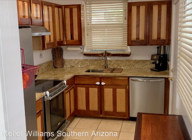 Building Photo - 3 br, 2 bath House - 694 E Adams St.