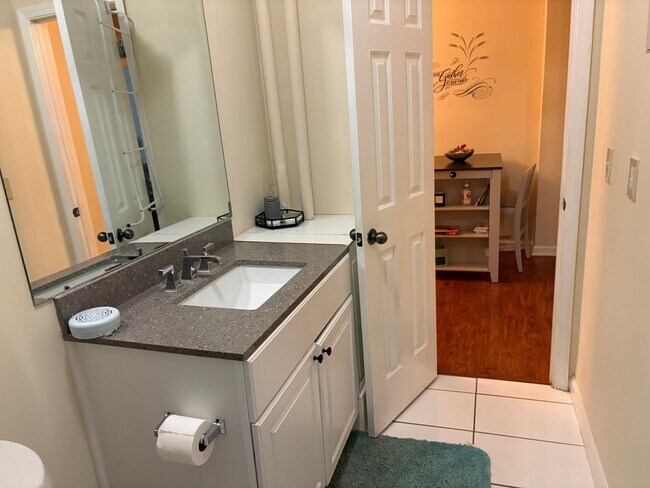 Foto del edificio - Room in Apartment on Hill Station Ct