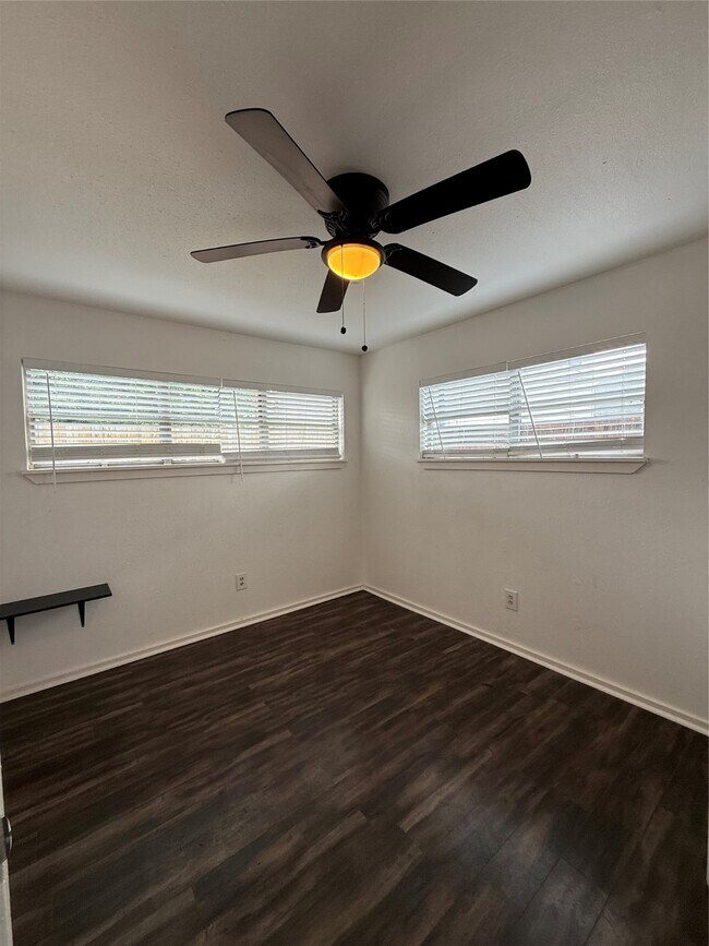 Foto del edificio - 5010 Ennis St