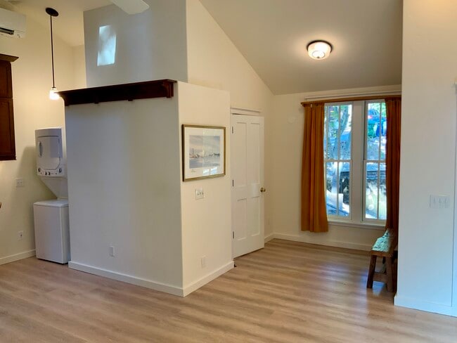 Building Photo - 19140 Laurel Dr