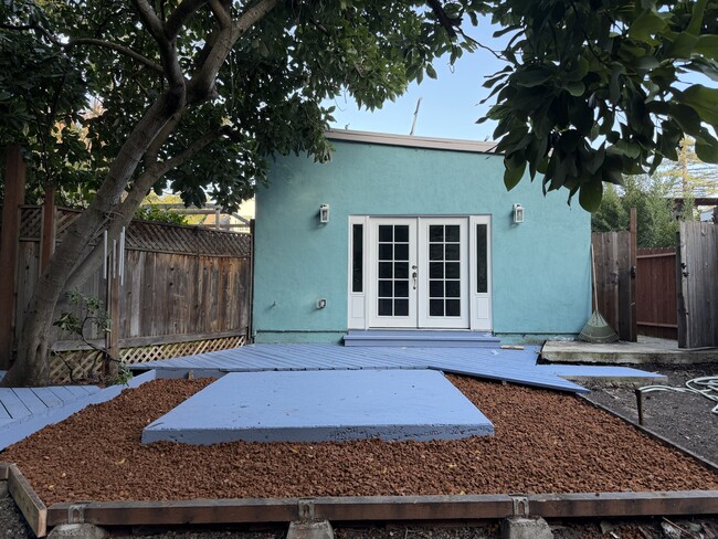 Building Photo - 5746 Robinhood Dr