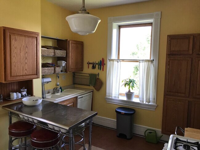 Cocina comedor totalmente equipada. Dimensiones (en pies estadounidenses): 3,35 m x 3,65 m. Electrodomésticos: refrigerador, lavavajillas, triturador de basura, cocina de gas, microondas. Equipo de cocina: cafetera de prensa, licuadora, tostadora, batidora de mano, platos, tazas, vasos, cubiertos, cuchillos, centrifugador de ensaladas, recipientes, utensilios de cocina, utensilios para hornear... - 3284 Dawson Street