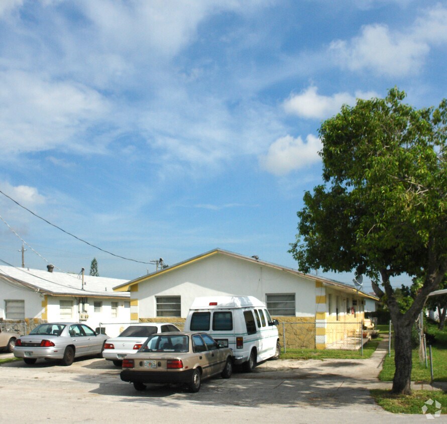 Primary Photo - 4119-4191 SW 24th St