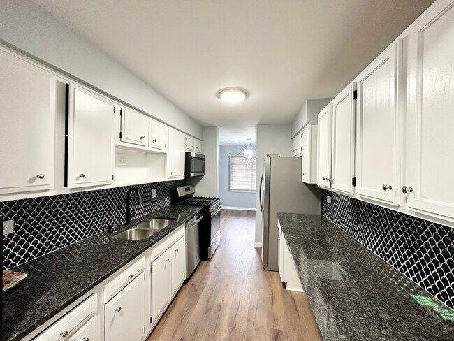 Building Photo - 3022 Roberts Dr