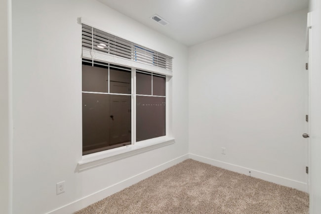 Building Photo - 710 715 S