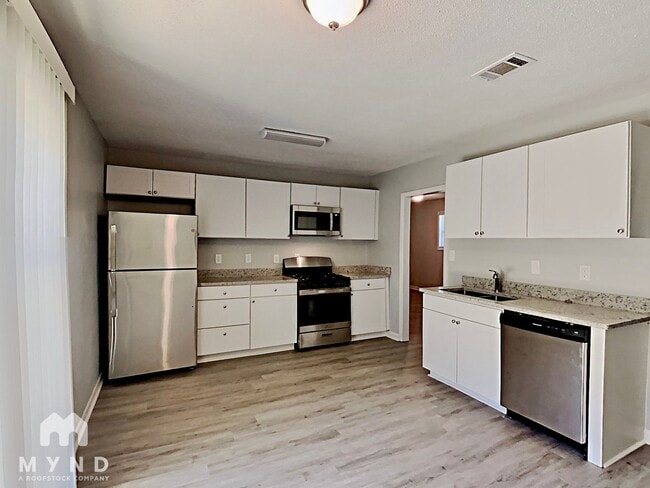 Building Photo - 8989 Leaf Ln