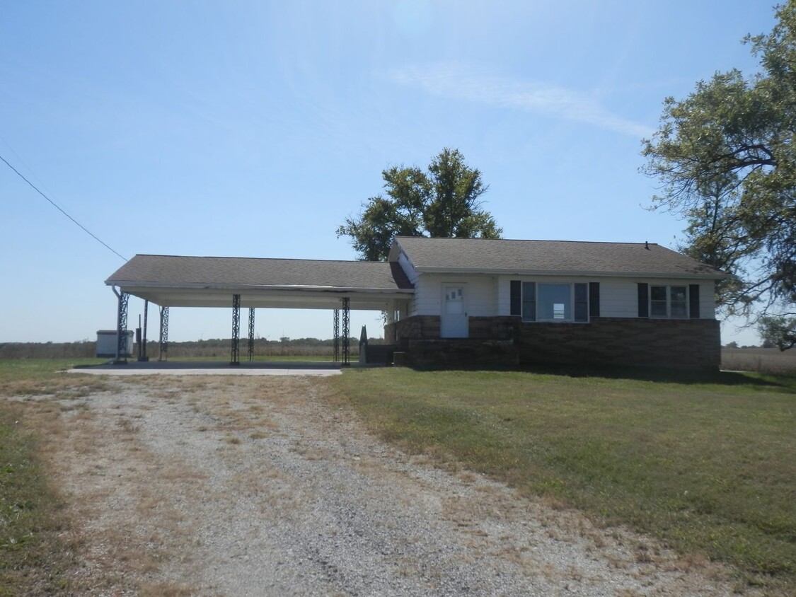 Primary Photo - 3 Bed 2 Bath Farmhouse!