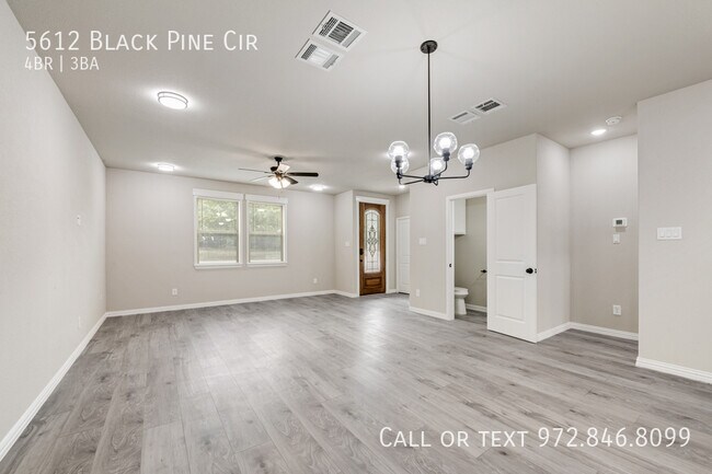 Foto del edificio - 5612 Black Pine Cir