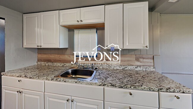 Foto del edificio - Jevons Property Management Presents 2 Bedrooms, 1 Bathroom Apartment near State Fair Park in down...