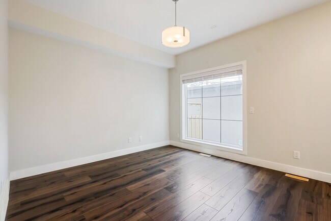 Building Photo - 444 20 Ave NE