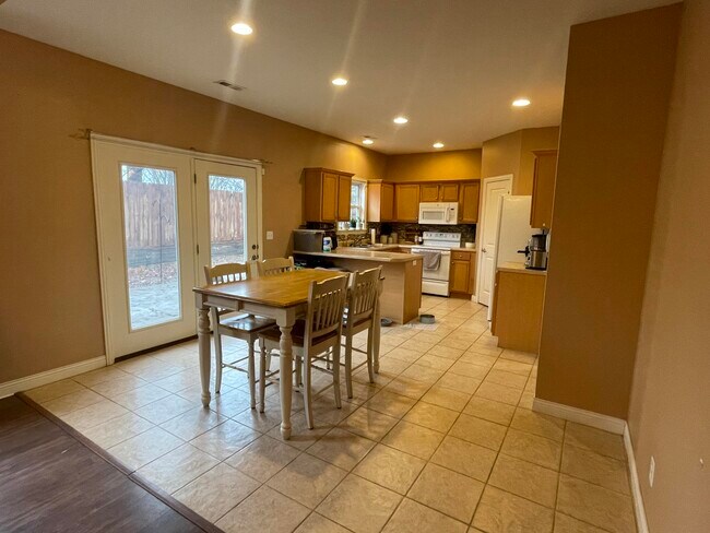 Foto del edificio - 4502 Wren Wood Dr