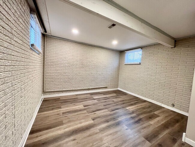 Foto del edificio - Updated 2 Bed Duplex in Central MHK - Augu...