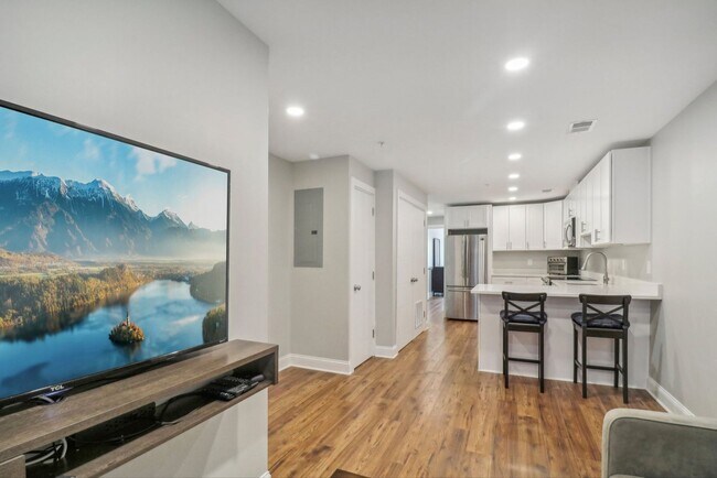 Foto del edificio - Modern 2-Bedroom with In-Unit W/D on Georg...