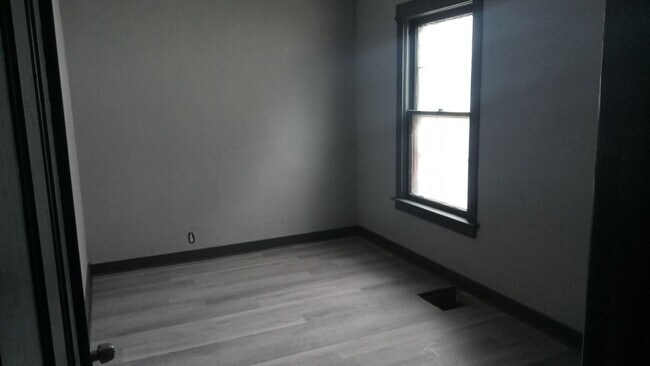 Building Photo - 326 Irving Ave