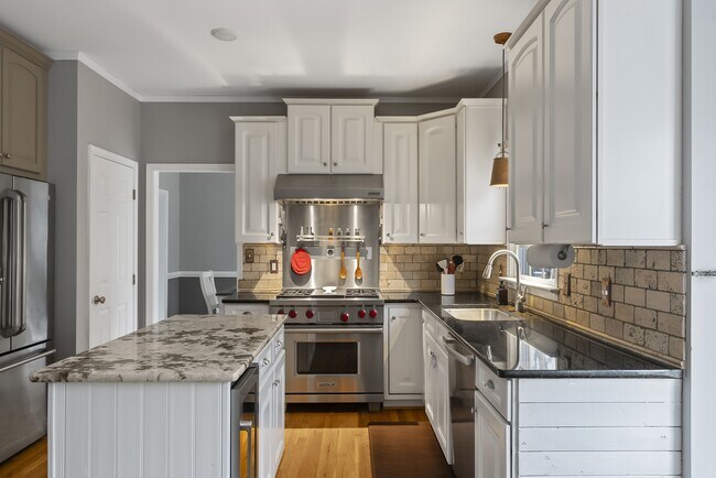 Foto del edificio - 9816 Pine Creek Ct