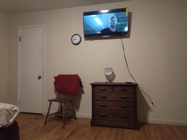 Armario - 569 W Broadway