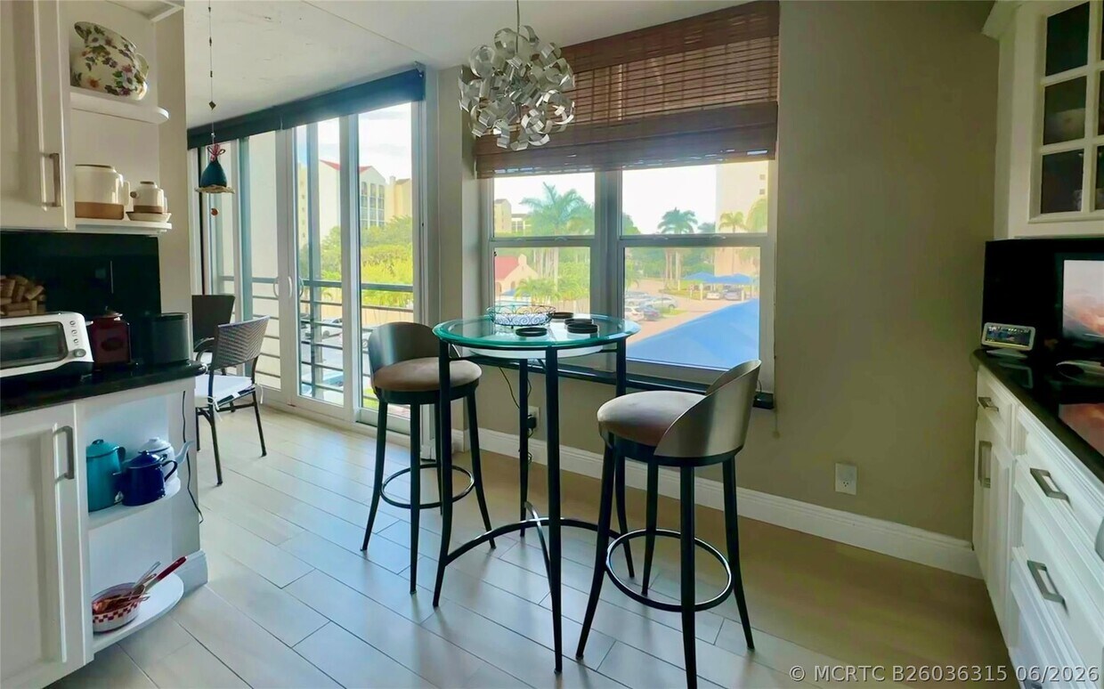Foto del edificio - 7582 Regency Lake Dr