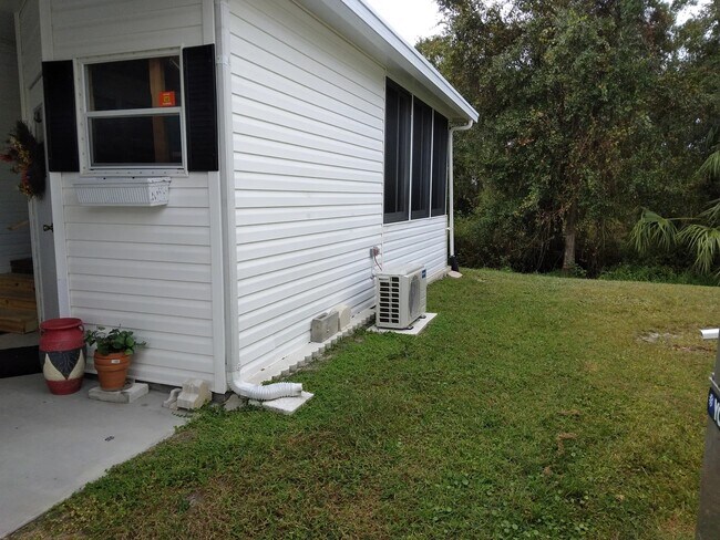 Foto del edificio - 215 Tiger Lilly Dr