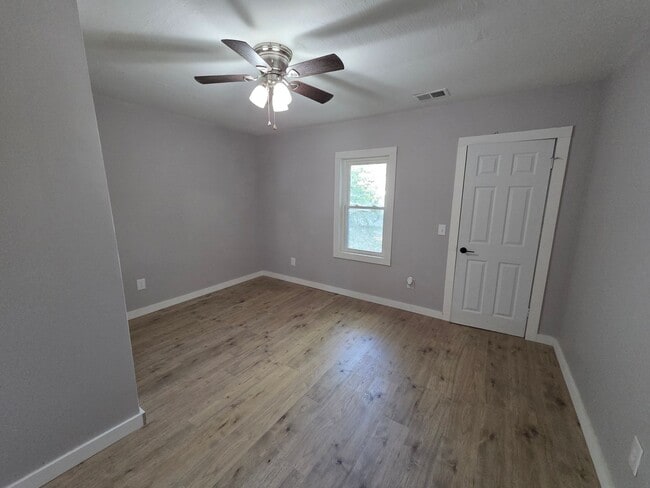 Building Photo - Charming 3-Bedroom Ranch Home with Fenced ...