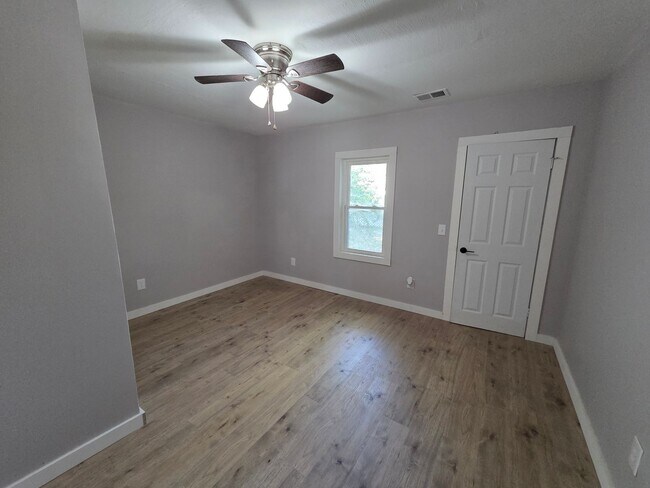 Foto del edificio - Charming 3-Bedroom Ranch Home with Fenced ...