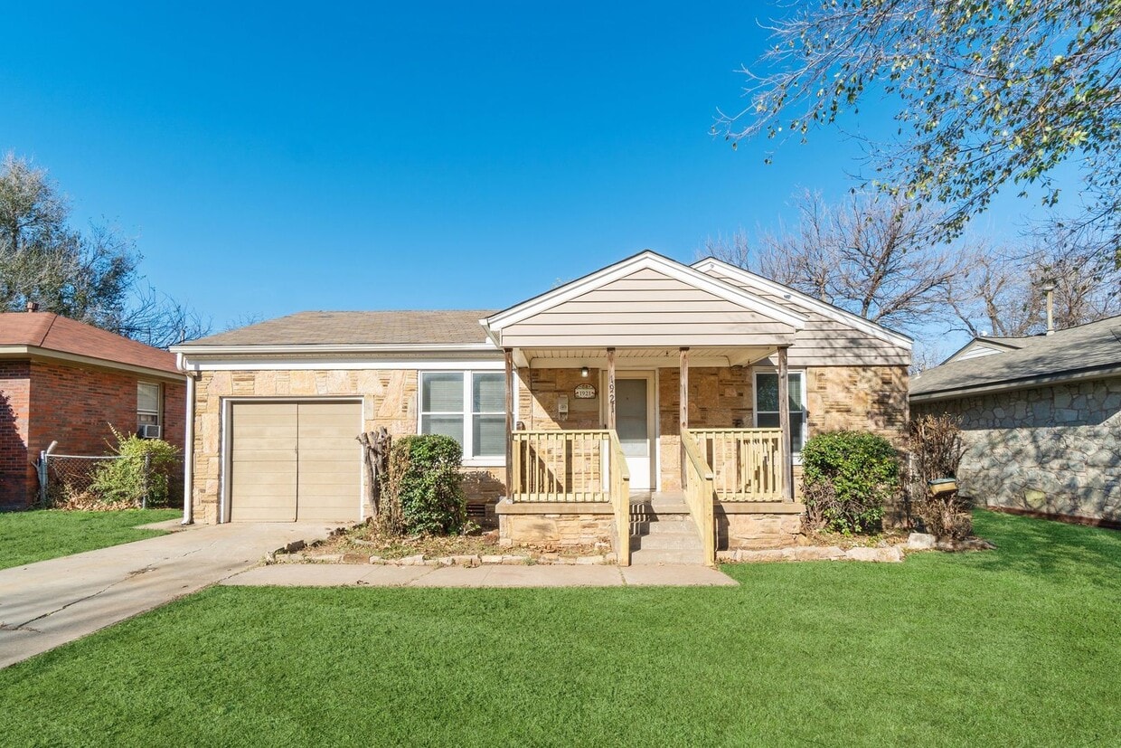 Foto principal - 3 bed, 1 bath home in the Village