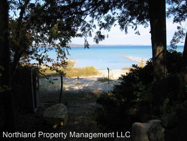 Foto del edificio - 4 br, 2.5 bath House - 8885 Birchview Dr