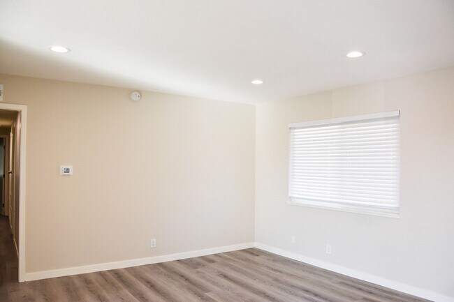 Building Photo - Olive (815) North