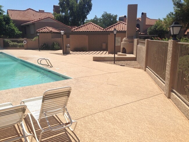 Building Photo - **BEAUTIFUL 2br/2.5ba TOWNHOME (ELLIOTT & ARIZONA AVE)