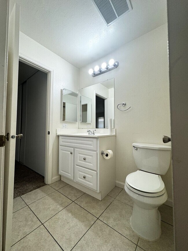 Building Photo - Cozy Condo 2 bed/1 bath Gated