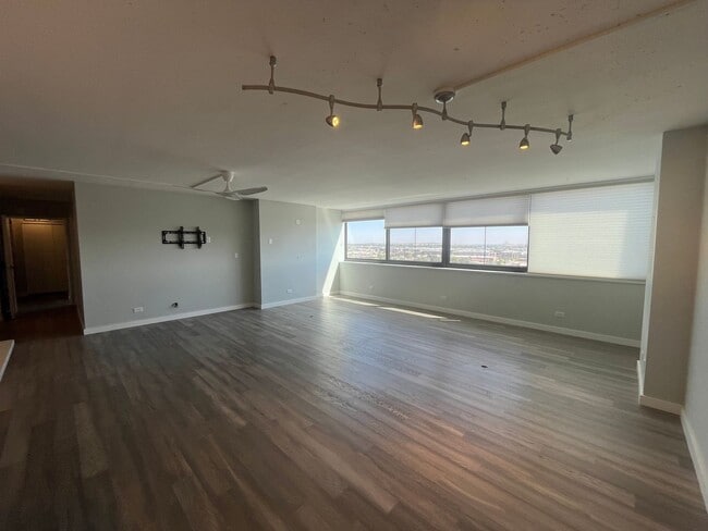 Building Photo - Spacious Top Floor Condo with East-Facing ...
