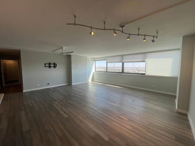 Foto del edificio - Spacious Top Floor Condo with East-Facing ...