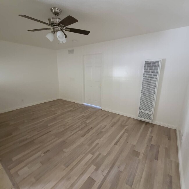 Foto del edificio - 25004 Frampton Ave