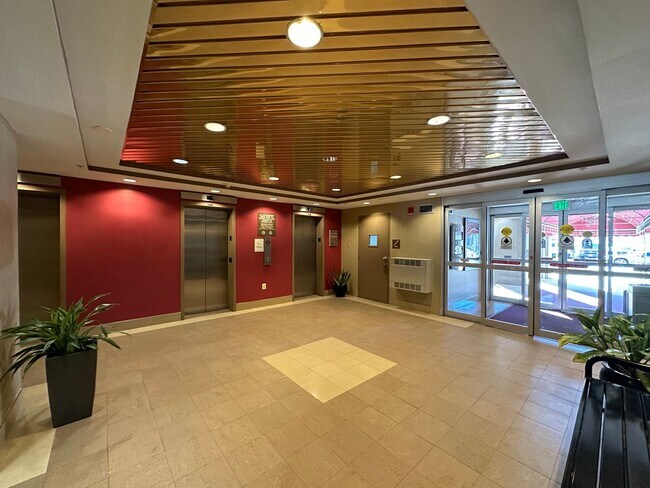 Building Photo - Charming 1Bedroom/1Bath Condo in The Penth...