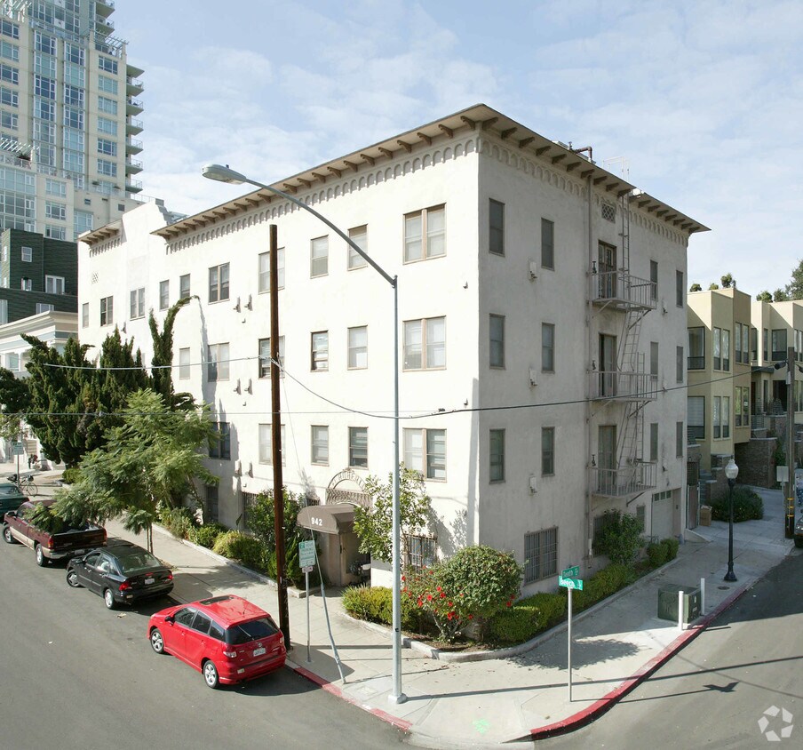 Building Photo - El Roberto Apartments