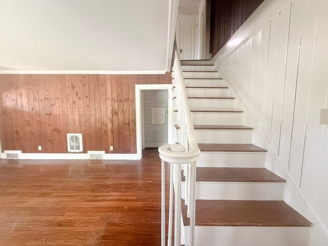 Building Photo - Spacious 4BR/2BA Two-Story Home with Basement, Hardwood Floors & Pet-Friendly Living