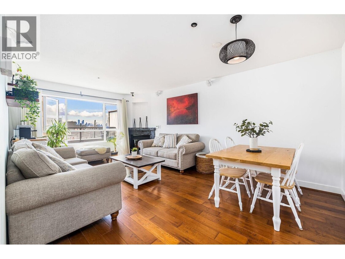 Photo principale - 118 E 2nd St