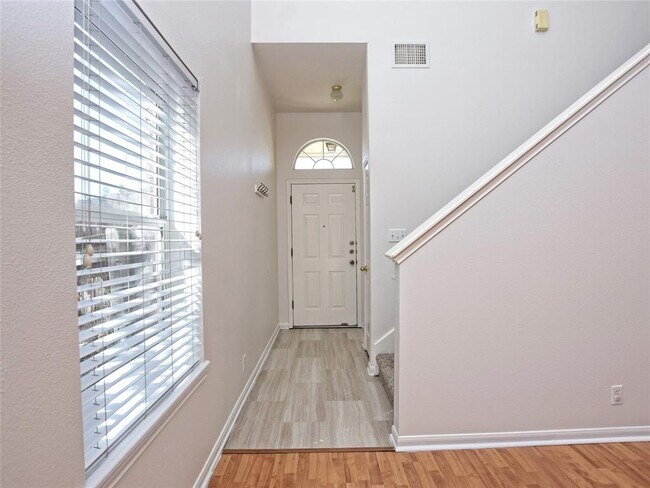 Foto del edificio - 305 N Heatherwilde Blvd