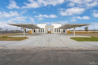 Building Photo - 33 Medina Drive Service Rd