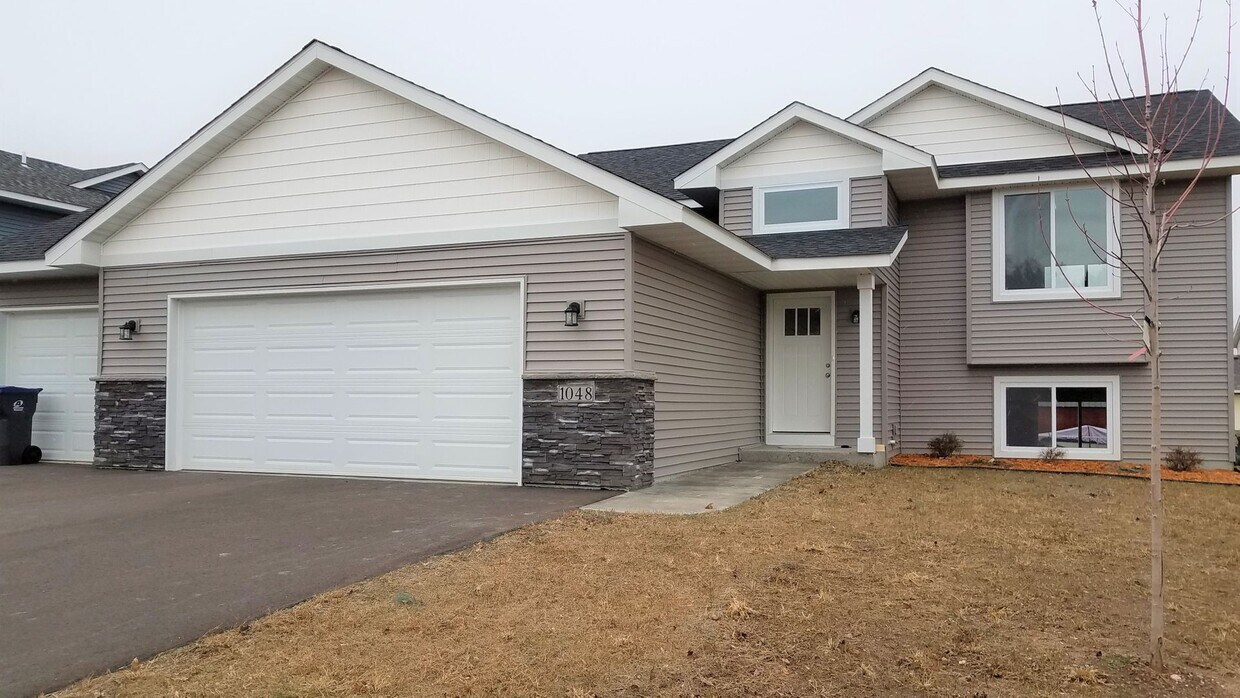 Foto principal - Single Family Home - Great location!