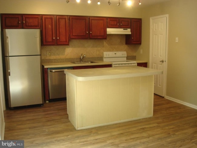 Building Photo - 302 Milford Ct