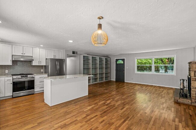 Building Photo - Charming 4-Bedroom Ashland Home with ADU, ...