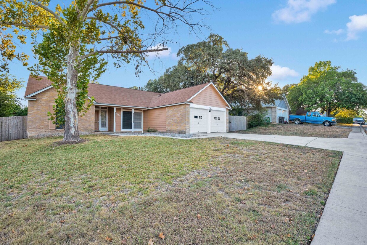 Charming 4-Bedroom Home with a Pool! - Charming 4-Bedroom Home with a Pool!