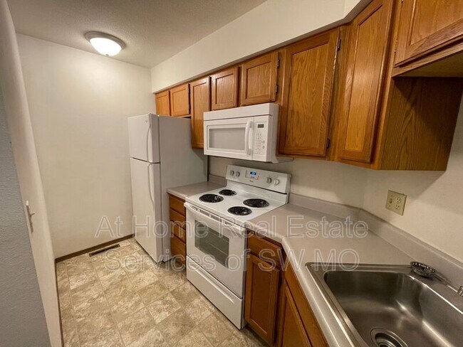 Building Photo - 885 N 22nd St